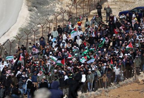    فلسطينيون يشيعون جثمان الشهيد المسن سليمان الهذالين في قرية يطا بالقرب من مدينة الخليل