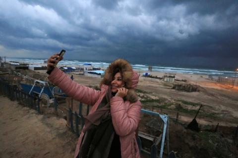   شاطئ بحر مدينة غزة مع دخول المنخفض الجوي