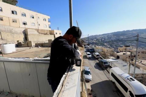 الاحتلال يجبر المقدسي نعيم قراعين على هدم غرفة من منزله بسلوان قسرا، بحجة البناء دون ترخيص