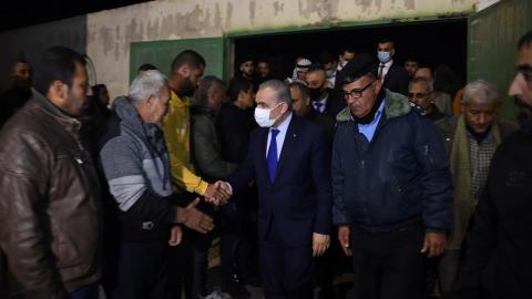  رئيس الوزراء محمد اشتية، يقدم واجب العزاء لعائلات شهداء لقمة العيش، في بلدة عقربا جنوب نابلس