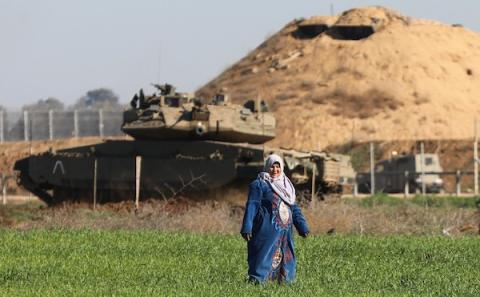  آليات عسكرية إسرائيلية تجرف أراضي فلسطينيين خلال عملية توغل شرقي بلدة خزاعة جنوب قطاع غزة