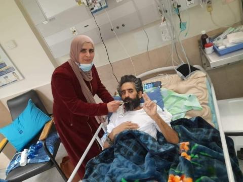 هشام أبو هواش يتناول الملعقة الأولى بعد إضراب عن الطعام استمر141 يوما