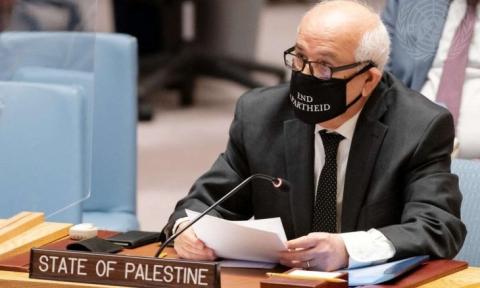 السفير الفلسطيني لدى الأمم المتحدة رياض منصور يرتدي كمامة كتب عليها "أنهوا الفصل العنصري" خلال جلسة مجلس الأمن اليوم الأربعاء