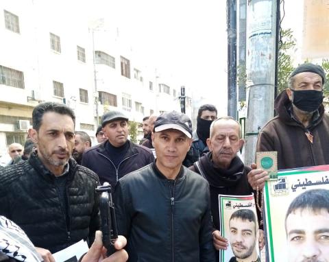 الوقفة الاسنادية التي نظمتها مؤسسات الاسرى وفصائل العمل الوطني على دوار ابن رشد بمدينة الخليل 