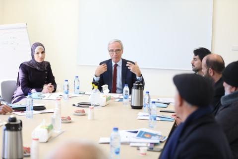  لجنة الانتخابات تطلع ممثلي الأحزاب على اجراءات الترشح