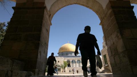 فلسطينيون في باحة المسجد الأقصى في القدس المحتلة. (أ ف ب) 