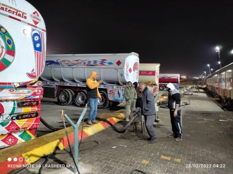 عمل موظفو الإدارة العامة للبترول بوزارة المالية في متابعة ادخال شاحنات الوقود لقطاع غزة.jpg