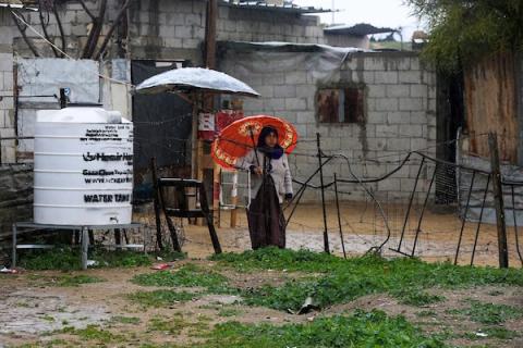    معاناة الفلسطينيين من سكان مخيم النهر البارد في خانيونس خلال فصل الشتاء