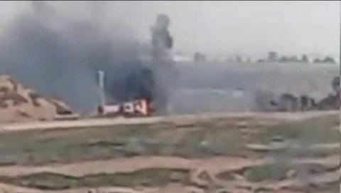 الجيش الإسرائيلي: إضرام النار بشاحنة فارغة على حدود غزة