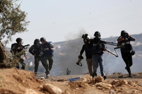 جنود الاحتلال يعتدون على الصحفيين خلال المواجهات قرب جبل صبيح في بلدة بيتا جنوب نابلس