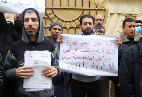 فلسطينيون يتظاهرون رفضاً لمنع إسرائيل من دخولهم الأراضي المحتلة لمباشرة عملهم 8