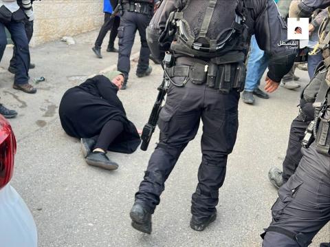 قوات الاحتلال تعتدي على عشرات المتظاهرين، بينهم سيدة فلسطينية بالضرب في حي الشيخ جراح