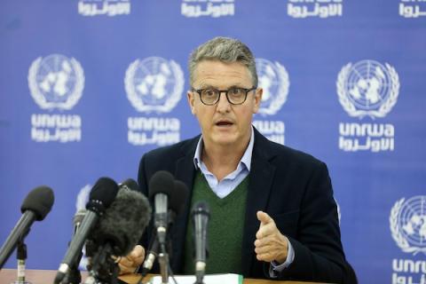 توماس وايت مدير وكالة غوث وتشغيل اللاجئين الفلسطينيين "أونروا"، يتحدث خلال مؤتمر صحفي في مدينة غزة