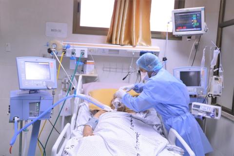 جانب من عمل الطواقم الطبية في قسم العناية المركزة لكوفيد19، داخل مجمع ناصر الطبي