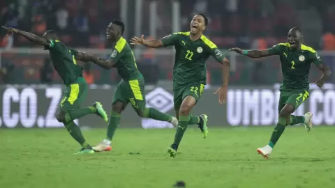  لاعبو منتخب السنغال بعد فوزهم على مصر بركلات الترجيح 4-2 في نهائي كأس أمم إفريقيا في الكاميرون في 6 شباط/فبراير 2022 كنزو تريبويار ا ف ب 