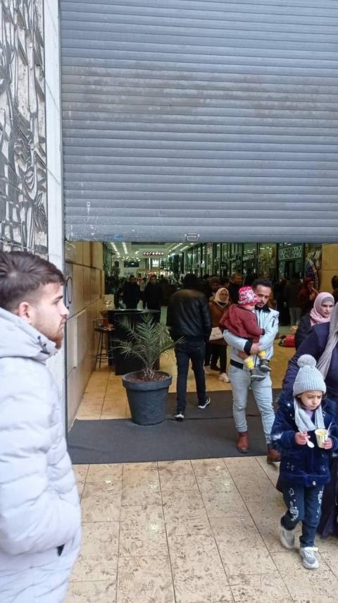 غلاق مجمع تجاري ‏بسبب إطلاق النار الكثيف