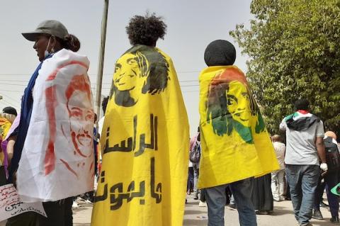متظاهرون سودانيون يشاركون في احتجاج ضد اغتصاب فتاة خلال مظاهرات ضد الجيش في الخرطوم، السودان