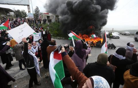 فلسطينيات يشاركن في مسيرة في اليوم العالمي للمرأة على مدخل قرية برقة غرب مدينة نابلس