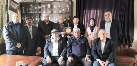 وفد التجمع الفلسطيني للوطن و الشتات يكرم مجلس إدارة نادي النصر العربي بغزة  ....jpg