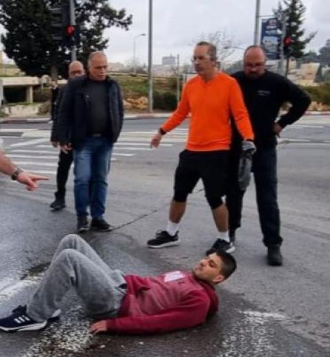محدث بالفيديو والصور إصابة شاب برصاص الشرطة الاسرائيلية في القدس بزعم تنفيذه "عملية طعن"
