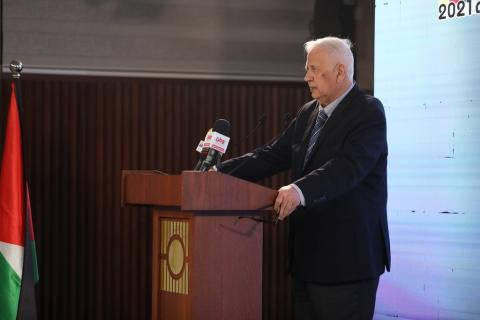 الدكتور حنا ناصر في مؤتمر صحفي عقده بالمركز الإعلامي المقام داخل مقر اللجنة بمدينة البيرة.jpg