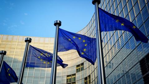 أعلام الاتحاد الأوروبي أمام المفوضية الأوروبية في بروكسل. (Shutterstock).jpeg