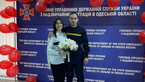 عضو في فريق الإنقاذ بخدمة الطوارئ الحكومية الأوكرانية يتزوج من ابنة منقذ آخر في أوديسا  / الأناضول