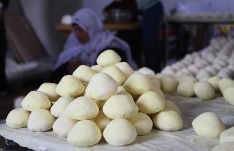 عائلة فلسطينية تصنع الجميد في مسافر يطا ، جنوب الخليل
