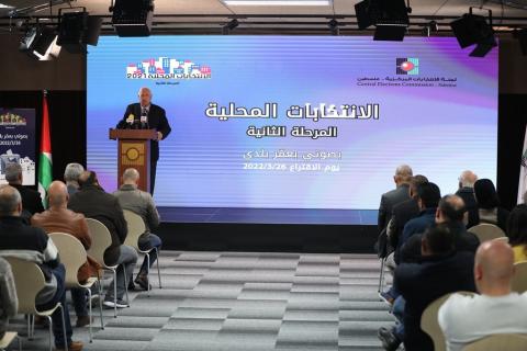الدكتور حنا ناصر في مؤتمر صحفي عقده بالمركز الإعلامي المقام داخل مقر اللجنة بمدينة البيرة 1.jpg