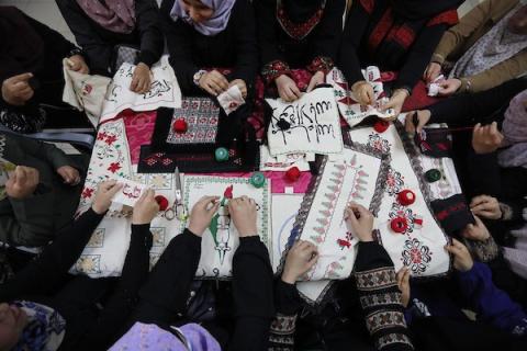 سيدات فلسطينيات يبدعن بتعلم فنون التطريز في دير البلح وسط القطاع 12.jpg