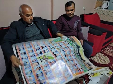 المواطن طارق درويش ٣٢ عاما من مخيم المغازي وسط قطاع غزة يسرد تفاصيل حفظ تواريخ الأكرم منا جميعا الشهداء