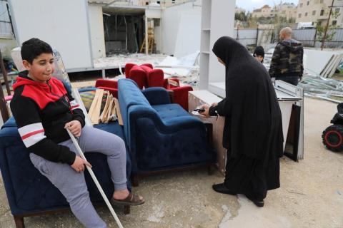 القدس - الاحتلال يجبر المواطن رائف شويكي على هدم منزله في بلدة بيت حنينا