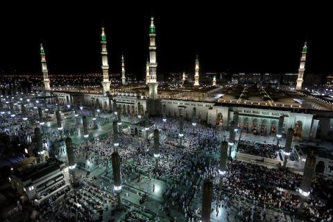 يصلي آلاف الحجاج في المسجد النبوي بالمدينة المنورة