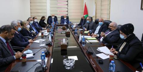 وزير المالية شكري بشارة يلتقى وفدا من البنك الدولي.jpg
