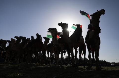 فلسطينيون يشاركون في مهرجان البادية التراثي لإحياء ذكرى يوم الارض الفلسطيني في مدينة دير البلح