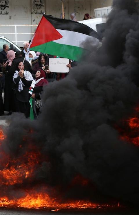 فلسطينيات يشاركن في مسيرة في اليوم العالمي للمرأة على مدخل قرية برقة غرب مدينة نابلس