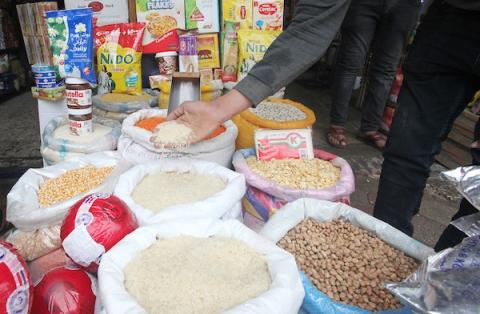 بائعون فلسطينيون يعرضون بضائعهم وسط غلاء الاسعار عالميا بسبب الأزمة الأوكرانية الروسية في سوق الزاوية في مدينة غزة
