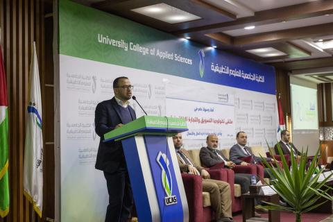 وزارة الاتصالات تشارك في ملتقى تكنولوجيا التسويق والتجارة الالكترونية بالكلية الجامعية