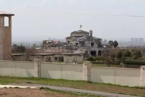 مبنى تضرر جراء قصف إيراني لمدينة اربيل في إقليم كردستان يوم 13 مارس آذار 2022. رويترز