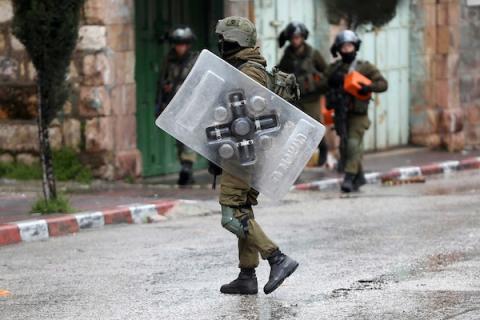مواجهات بين المتظاهرين الفلسطينيين وقوات الاحتلال الإسرائيلي عقب مظاهرة ضد الاستيطان في الخليل