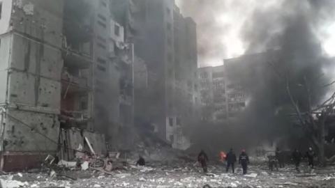 عمال يزيلون الأنقاض بعد قصف الجيش الروسي، عقب الغزو الروسي لأوكرانيا، في تشيرنيهيف، أوكرانيا، 3 آذار/ مارس 2022. (أ ف ب)