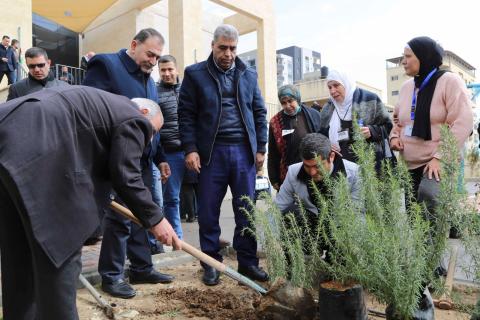 قلقيلية : زراعة اشجار بمناسبة يوم الام