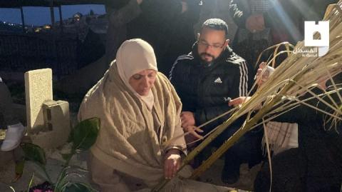 أول مكانٍ بعد الحريّة.. الأسيرة الأعور تزور قبر والدتها.jpeg