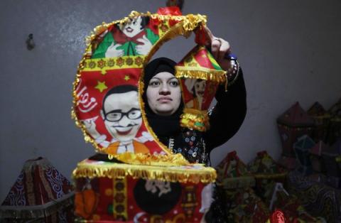 بأناملها الناعمة، تُبدع الشابة الفلسطينية ريهام شُراب، بصنع فوانيس رمضان التي تُعد من أهم مظاهر الزينة في شهر رمضان المبارك، بمنزلها المتواضع في خان يونس جنوب قطاع غزة