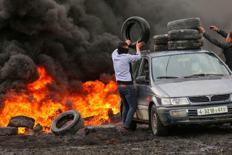 المتظاهرون الفلسطينيون يحرقون الإطارات خلال مواجهات مع جيش الاحتلال عقب المسيرة الأسبوعية ضد الاستيطان في قرية كفر قدوم
