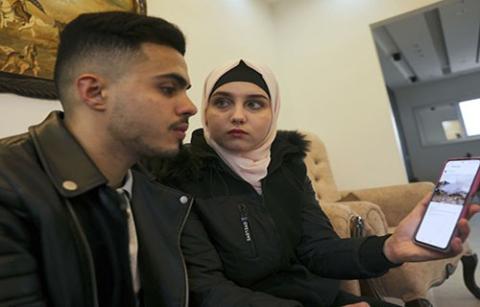 فيكتوريا بريج وزوجها الفلسطيني.jpg