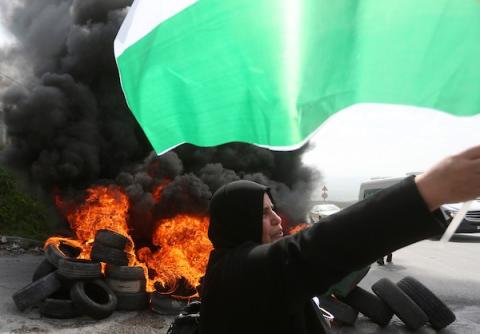 فلسطينيات يشاركن في مسيرة في اليوم العالمي للمرأة على مدخل قرية برقة غرب مدينة نابلس
