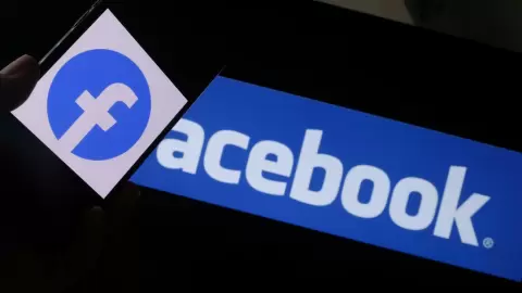 شعار فيسبوك على هاتف في لوس انجليس في 12 آب - اغسطس 2021 كريس ديلما ا ف ب- ارشيف.webp