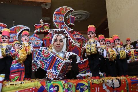 بعيداً عن الزينة الرمضانية التقليدية، اتجهت الفلسطينية حنان المدهون (37 عاماً) إلى صناعة مجسمات مختلفة، تشتهر في الأسواق المصرية، لنشرها وتسويقها بقطاع غزة