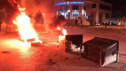 شبان يشعلون الإطارات بالمنطقة الشرقية في نابلس.jpg